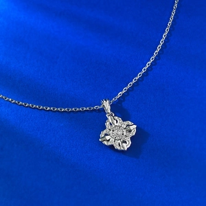 Vue macro du pendentif croix vajra en argent sterling S925 avec gravures antiques