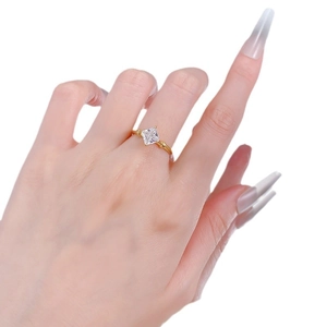 Bague minimaliste en argent S925 doré avec un oxyde de zirconium carré de taille princesse