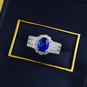 French halo ring with oval sapphire in S925 silver presented in a velvet jewelry box