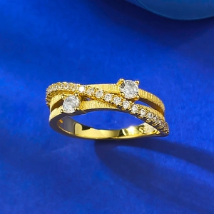 Macro de la bague en argent S925 doré avec triple bande texturée et cristaux étincelants