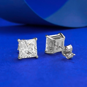 Détail macro de boucles d'oreilles carrées taille princesse en argent 925 avec serti à quatre griffes