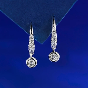 Orecchini a pendolo in argento 925 con zirconi cubici tondi su sfondo blu