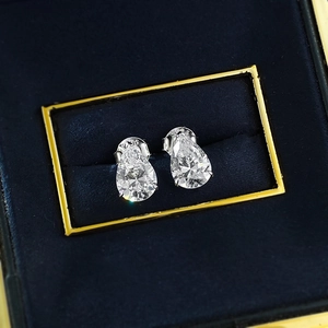 Détail macro de boucles d'oreilles en argent S925 avec pierres de taille poire