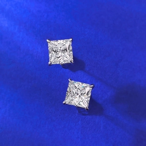 Boucles d'oreilles puces avec zircone carrée et monture à quatre griffes en argent