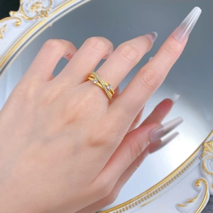 Détail macro de la bague croisée triple couche en argent S925 doré avec pavé de diamants