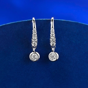 Orecchini a pendente in argento S925 con zirconi rotondi su espositore blu
