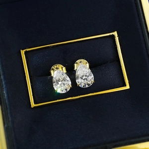 Détail du poinçon S925 sur des boucles d'oreilles en argent à coupe poire