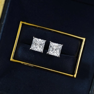 Boucles d'oreilles en argent 925 avec zircons 7mm coupe princesse et sertissage à quatre griffes