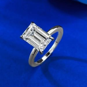 Eleganter S925 Silberring mit klarem Zirkonia im Smaragdschliff auf blauem Hintergrund
