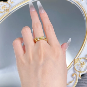 Détail de la bague en argent S925 doré à plusieurs couches sertie de diamants brillants