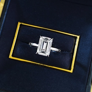 Makroaufnahme von 7x10mm Smaragdschliff-Stein in klassischem Silber-Ring