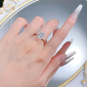 Nahaufnahme eines Smaragdschliff-Edelsteins am S925-Silberring an der Hand
