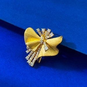 Elegant gold S925 silver Christmas brooch with brushed finish and sparkling rhinestones