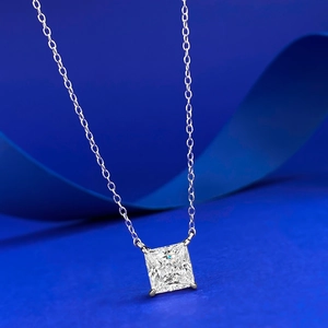 Gros plan du collier en argent S925 avec pendentif carré de 8mm taille princesse en zircon