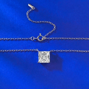 Collier élégant en argent S925 avec pendentif carré de 8mm en pierre blanche éclatante