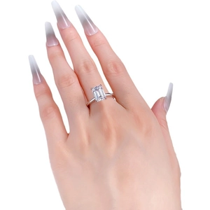 S925 Sterling Silber Ring mit Smaragdschliff Moissanit am Finger getragen