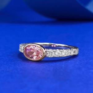 Bague élégante en argent S925 avec pierre rose ovale et pavé sur fond bleu brillant