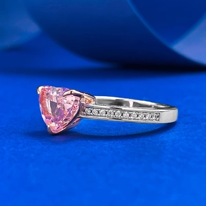 S925 Silberring mit 7x9mm herzförmigem rosa Edelstein und seitlichen Diamantakzenten