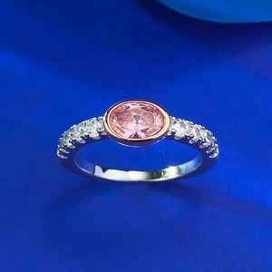 Vue macro de pierre rose ovale sertie en or rose sur anneau en argent blanc