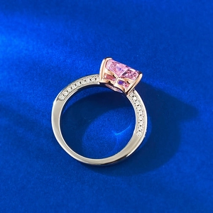 Nahaufnahme eines herzförmigen rosa Edelsteinrings mit Roségold Krallen und Diamanten