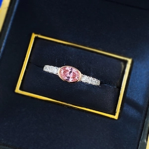 Bague saphir rose ovale en argent S925 avec accents or rose et diamants sur le côté