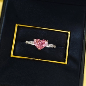 Exquisiter S925 Silberring mit herzförmigem rosa Edelstein und Pavé-Diamanten