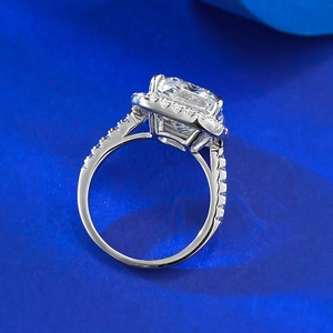 Dettaglio del diamante taglio Asscher incastonato in un anello in argento S925