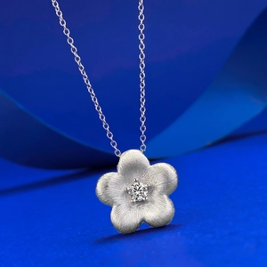 Elegant S925 sterling silver five-petal flower pendant necklace with brushed metal finish