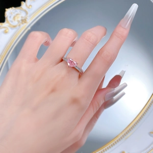 Detailansicht eines S925-Silberrings mit 7x9mm herzförmigem rosa Stein am Finger
