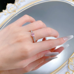 Bague élégante en argent s925 avec pierre rose ovale et accents portés à la main