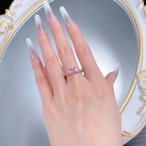 Detail eines rosa herzförmigen Kristallrings mit mikroverpflastertem Silberband