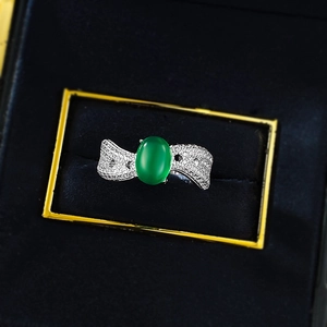 Gros plan d'une bague en argent 925 avec agate verte ovale dans un écrin noir