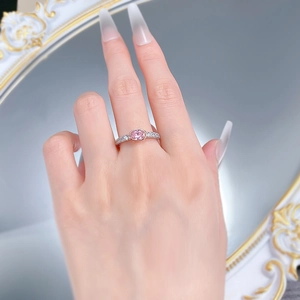Gros plan d'une bague en argent S925 avec gemme rose ovale et petits diamants pavés