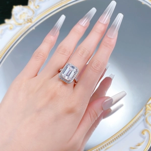 Anello di lusso in argento 925 con grande zircone taglio smeraldo e cornice di diamanti