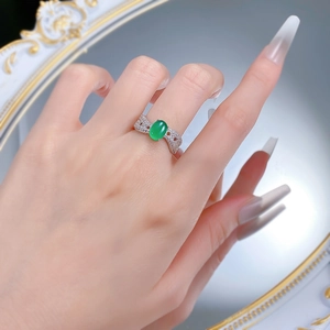 Détail de la bague en argent 925 avec agate verte ovale et zircons scintillants