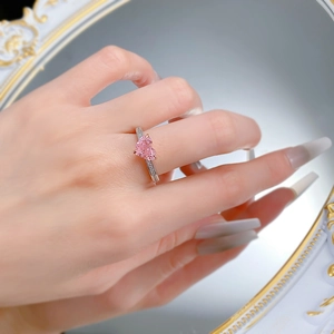 Detailansicht des S925 Silberrings mit herzförmigem rosa Edelstein und kleinen Diamanten