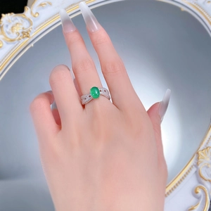 Détail d'une bague en argent avec agate verte ovale et micro-pavage de pierres