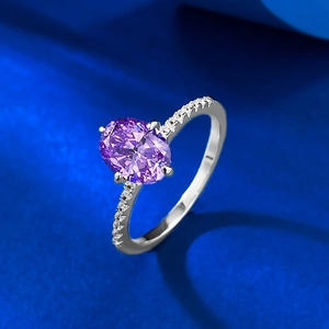Makro-Detail eines 925er Silberrings mit ovalem lila Edelstein und Pavé-Fassung