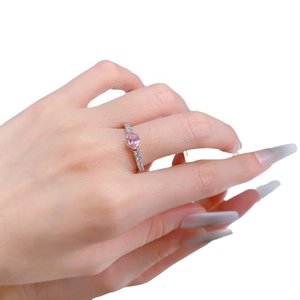 Bague élégante en argent S925 avec une pierre rose ovale et des diamants pavés