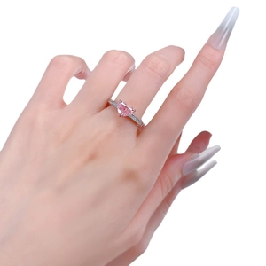 Eleganter S925 Silberring mit einem 7x9mm herzförmigen rosa Edelstein an der Modellhand