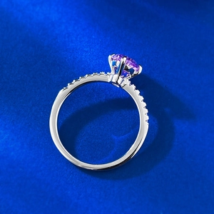 Detailansicht eines 925 Silberrings mit 6x8 lavendelviolettem Stein und seitlichen Diamanten