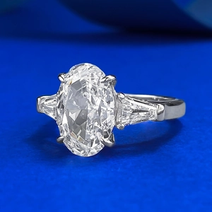 Anello in argento con diamante al carbonio ovale taglio ghiaccio e pietre laterali baguette
