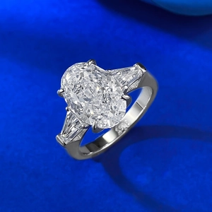 Anello a tre pietre in argento 925 con pietra ovale 8x12mm e trapezi laterali