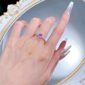 Eleganter Ring aus 925er Silber mit ovalem lavendelfarbenem Edelstein und Zirkonia