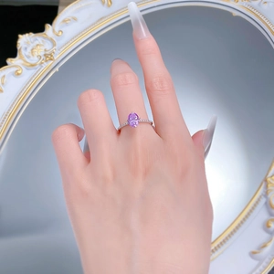 Nahaufnahme von 925er Silberring mit ovalem Lavendel-Edelstein und Pavé-Diamanten