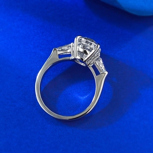 Elegante anello in argento 925 con grande zircone centrale e accenti a taglio baguette
