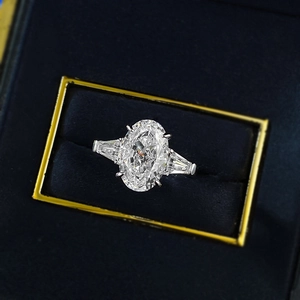 Macro di un anello in argento 925 con pietra centrale ovale e dettagli a baguette