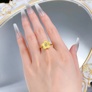 Detailed view of s925 gold-plated flower ring with brushed petals and a center diamond