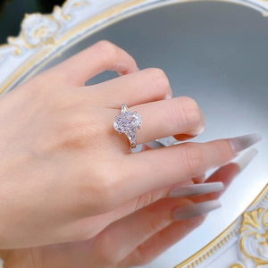 Dettaglio di un anello di lusso in argento 925 con grande diamante ovale sulla mano