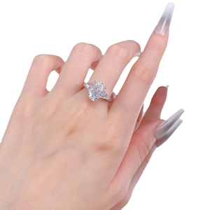 Anello in argento 925 con diamante al carbonio ovale 8x12mm e pietre baguette su mano